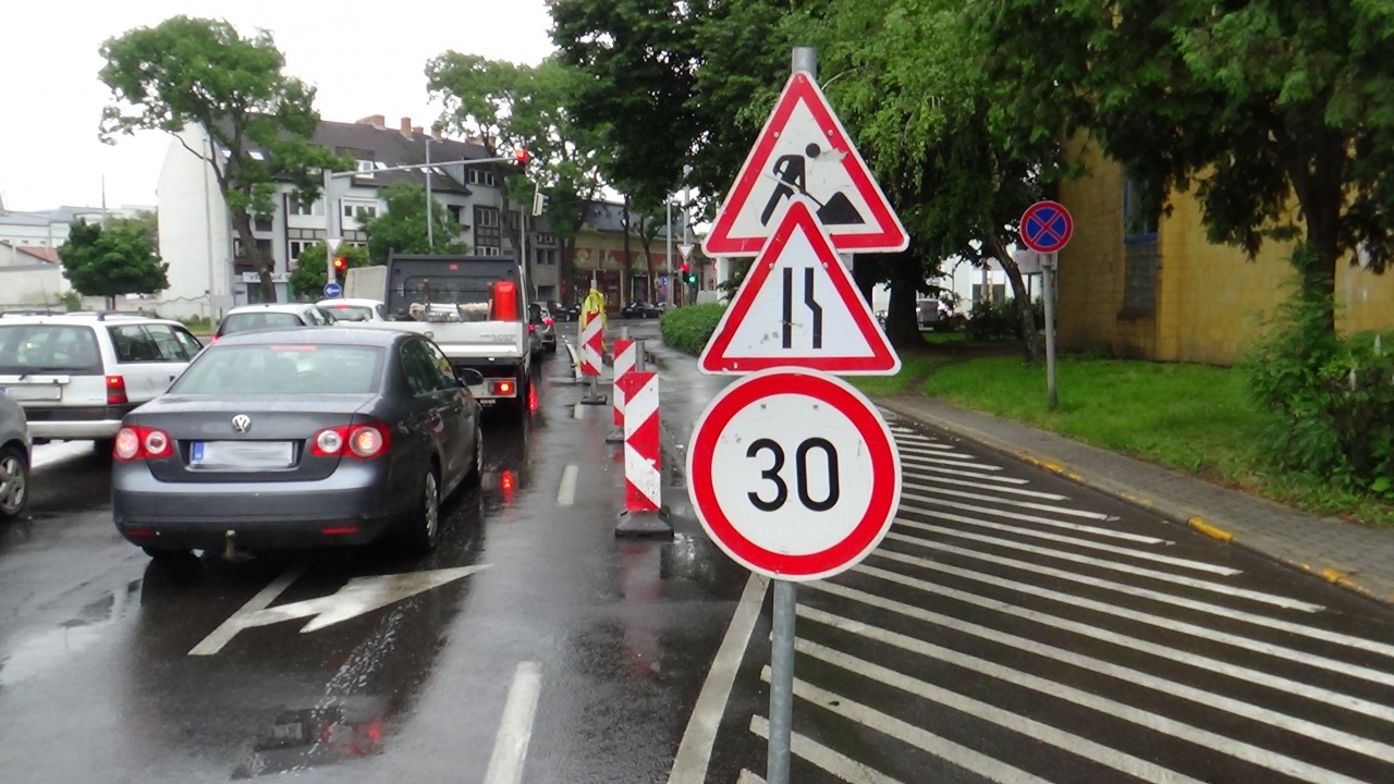 Megsüllyedt közműfedlap miatt számíthatnak forgalomkorlátozásra a belvárosban