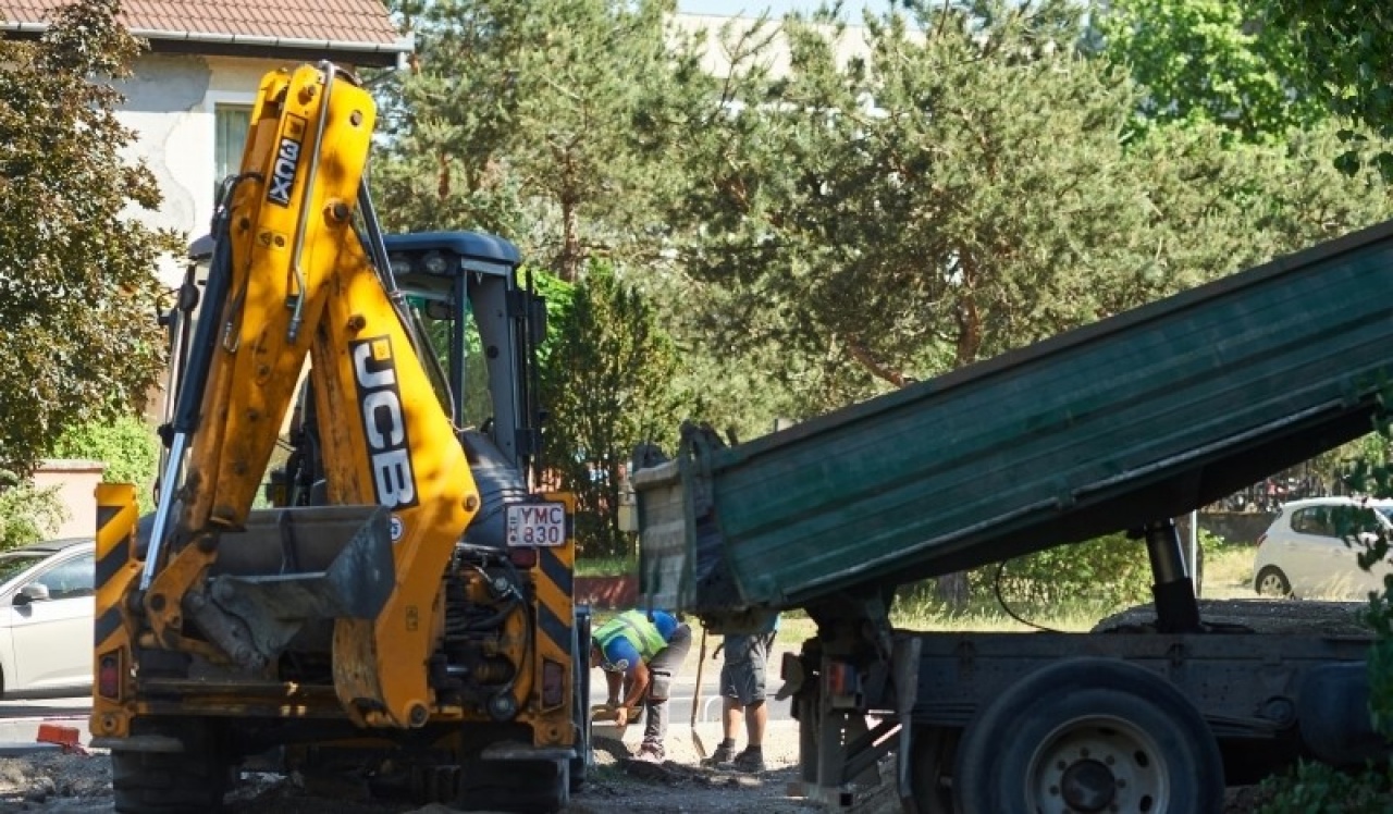 A kedvezőtlen időjárás ellenére is zajlanak az útfelújítási munkálatok szerte a városban