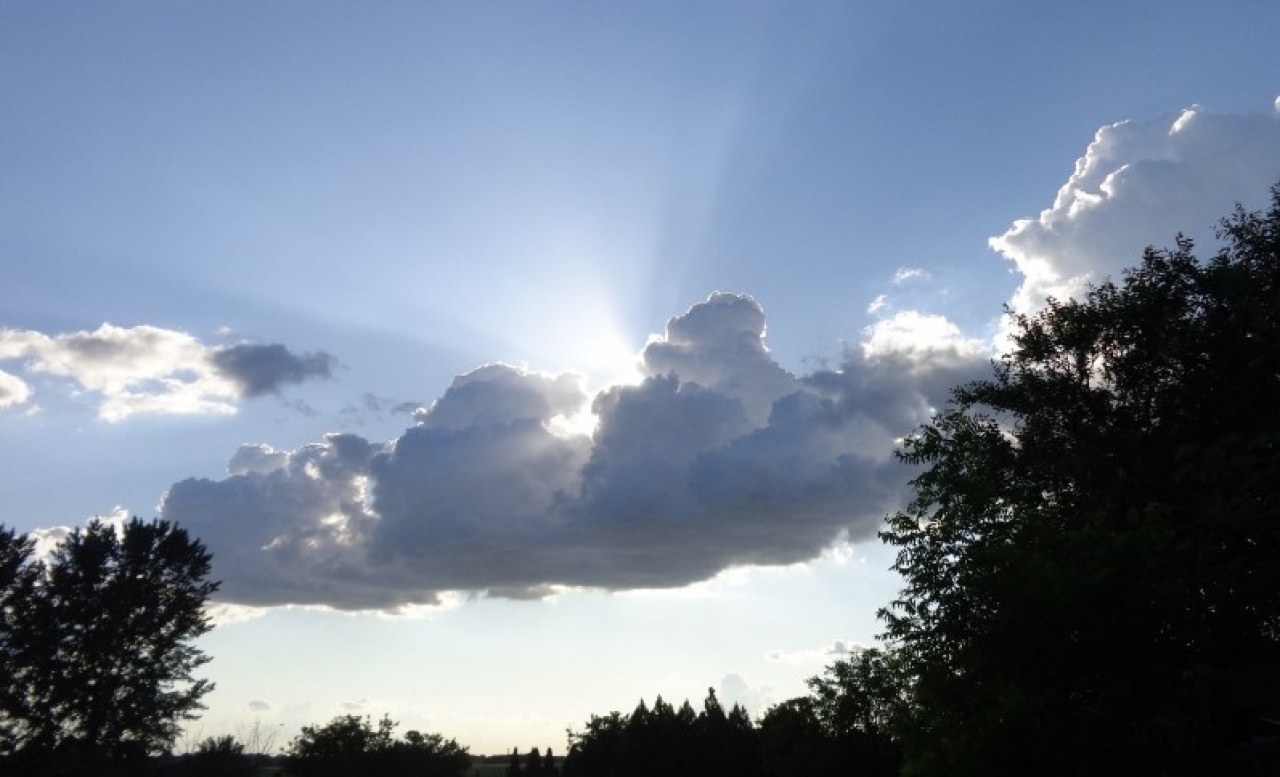 Melegszik az idő pünkösdre – A hosszú hétvégén ismét 25 fok körül alakul a hőmérséklet