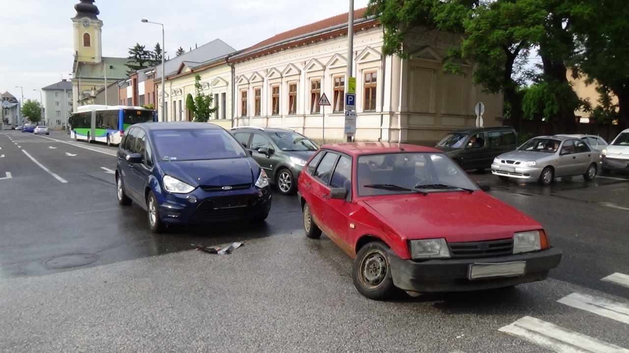 Baleset a Luther utcán – A STOP tábla ellenére is kihajtott a sofőr