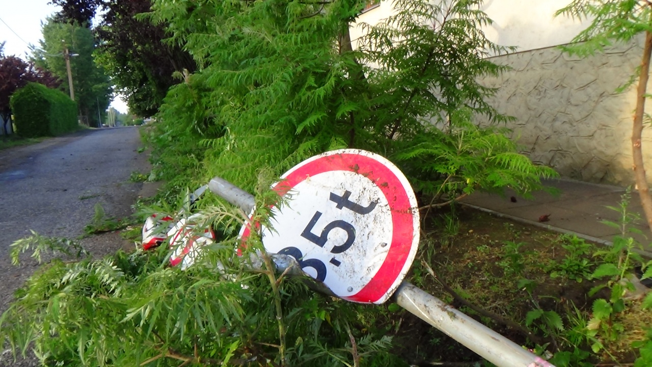 Szabálysértési eljárást indítottak a több KRESZ-táblát is kitörő kamion ellen