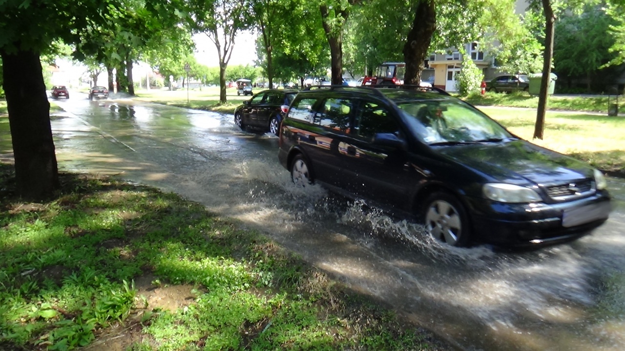 Így hömpölygött a víz a Család utcán, miután egy munkagép kitörte a tűzcsapot