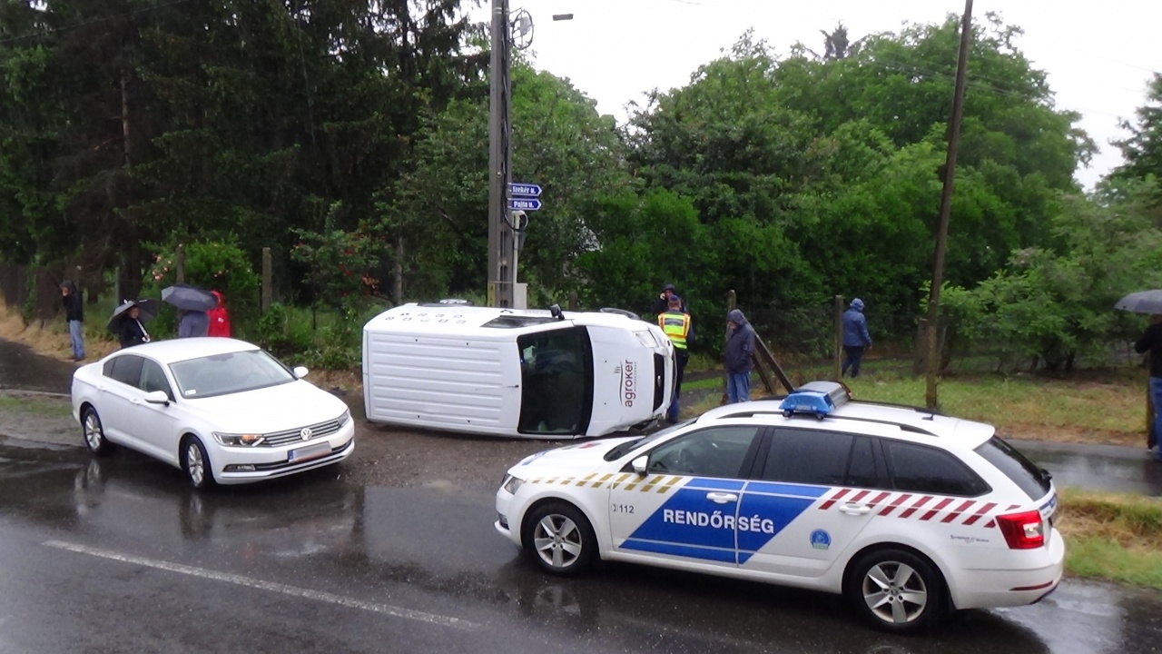 Kerítésnek csapódott, majd oldalára borult egy kisteherautó a Nyírszőlősi úton