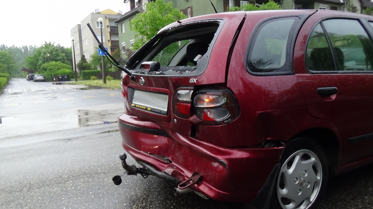 Átengedte a gyalogost, a mögötte érkező belerohant