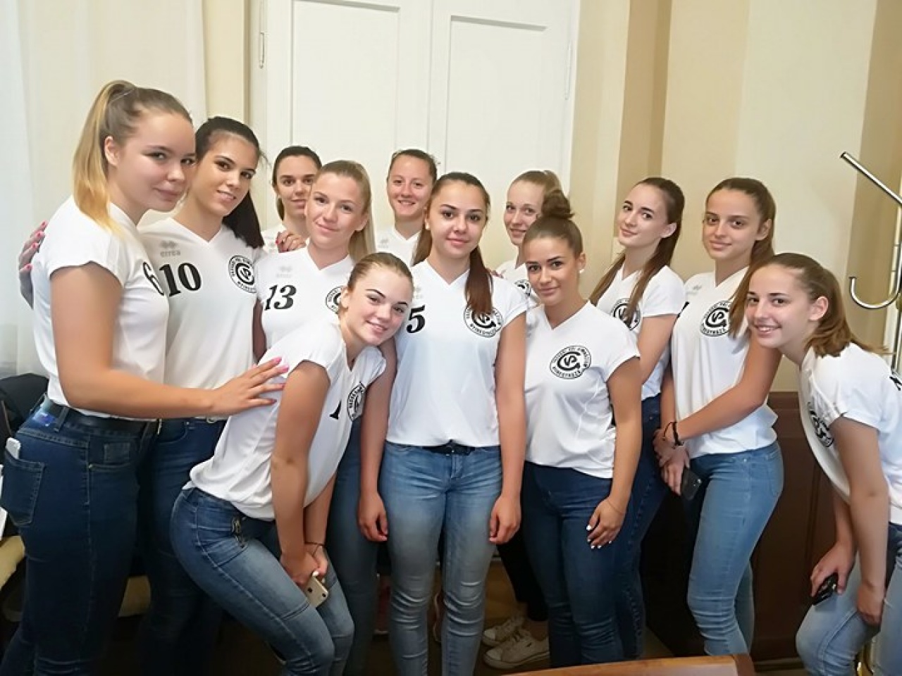 Csárdásra készülnek a röpis lányok - Csehországba utazik a Vasvári együttese