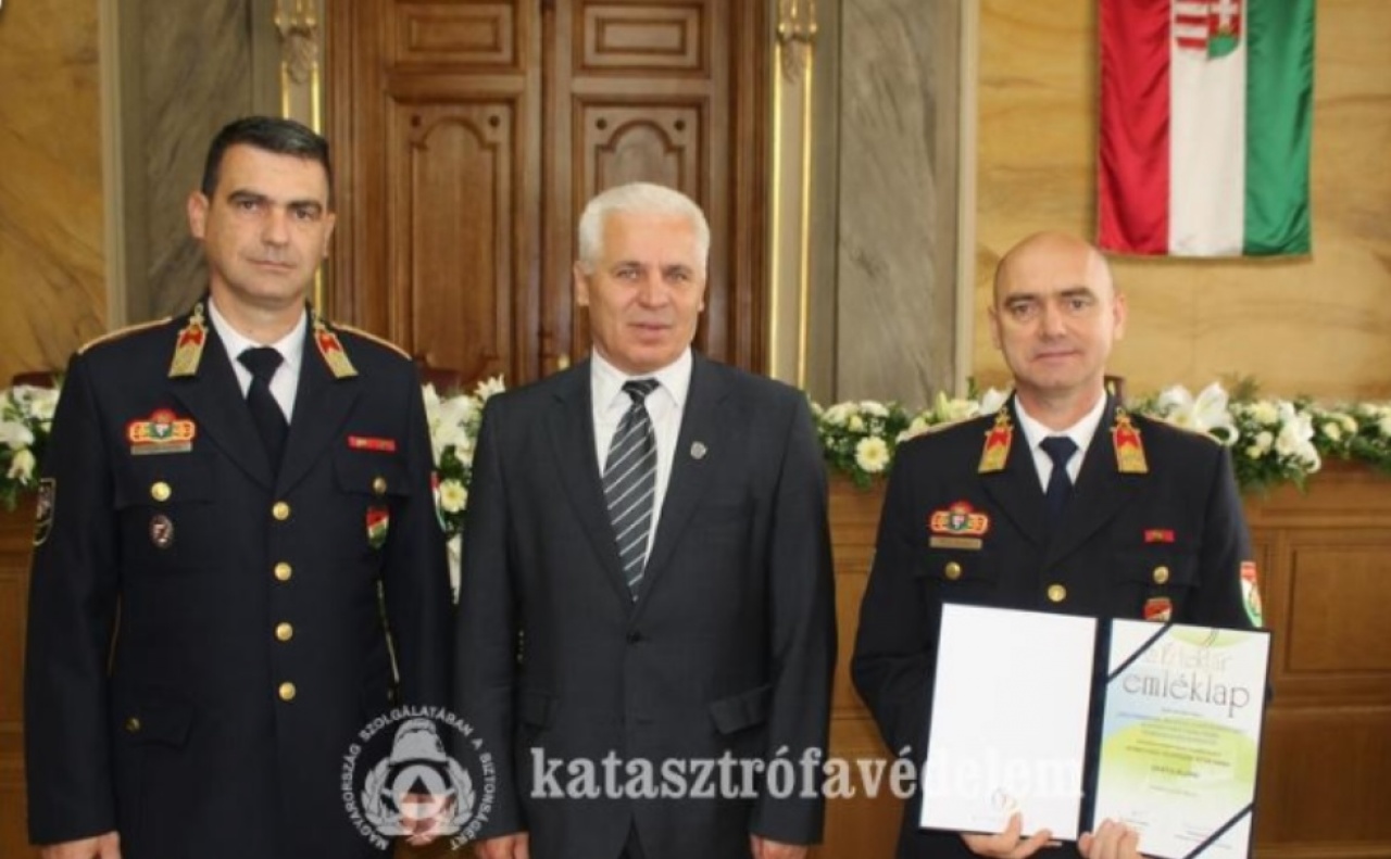 Elismerés a Városnapon – Emléklappal ismerték el a tűzoltók munkáját Nyíregyházán