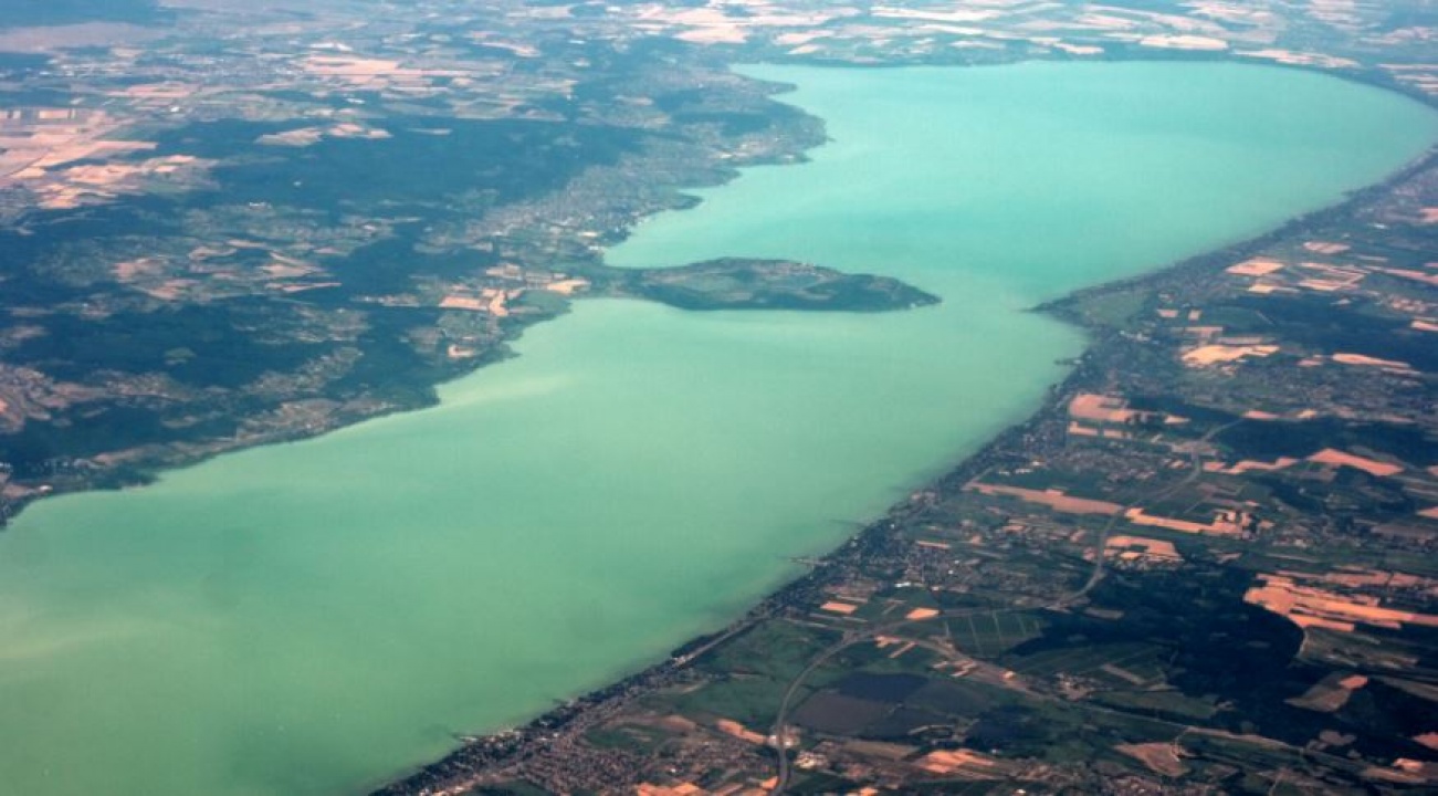 Már most nagy a tömeg a Balatonnál