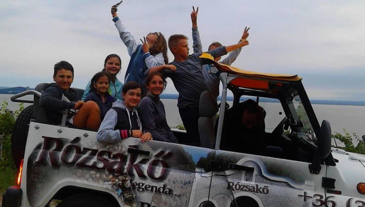 Szigliget: dzsiptúra és diszkó is vár a gyerekekre