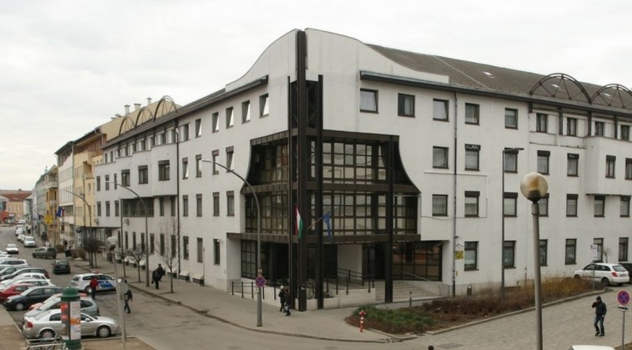 Éjfélkor jár le a határidő