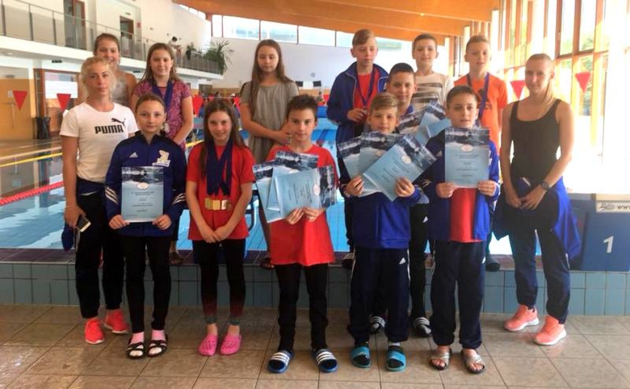 Hagyományőrző úszóverseny Ózdon - jól szerepelt a Sportcentrum csapata