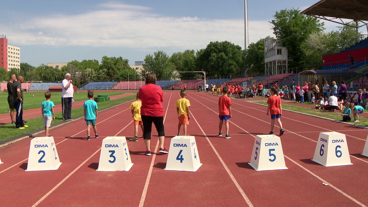 Atlétikai verseny ovisoknak - több mint kétszáz gyerek a Városi Stadionban