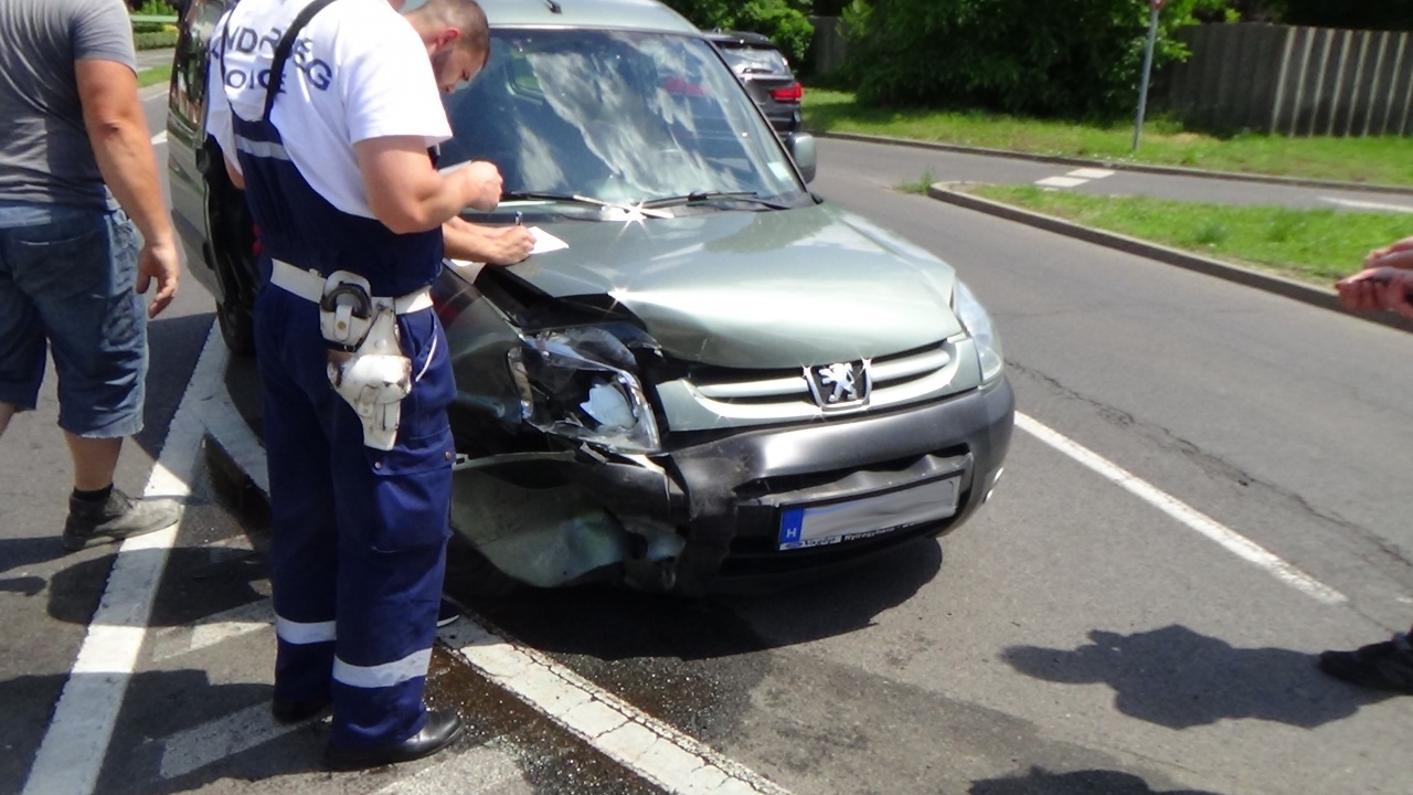 Milliós nagyságrendű a kár a Kosbor utcán történt balesetben