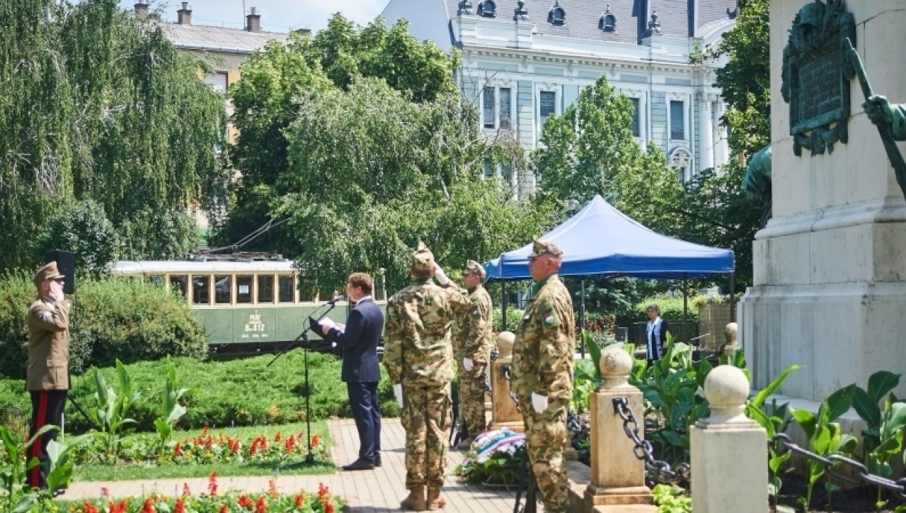 Több helyszínen emlékeztek a világháborúk áldozataira Nyíregyházán a Hősök Napján
