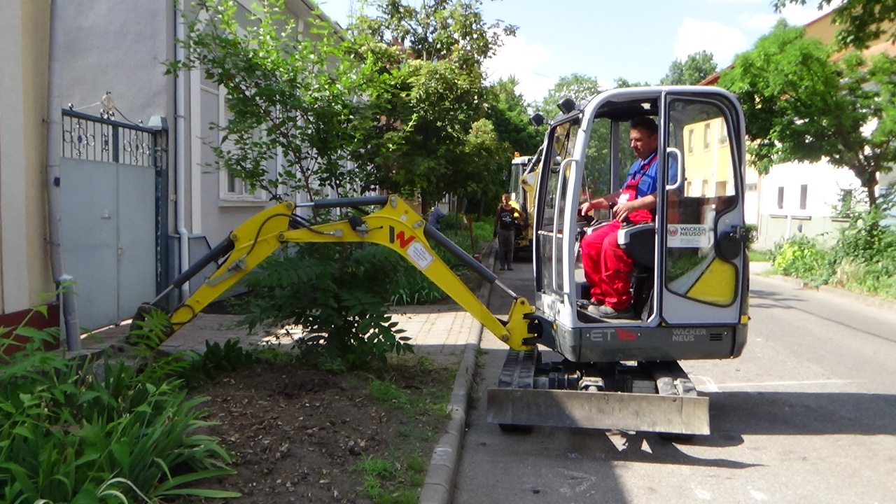 Hamarosan a Deák Ferenc utcán is megújult járdán sétálhatunk!