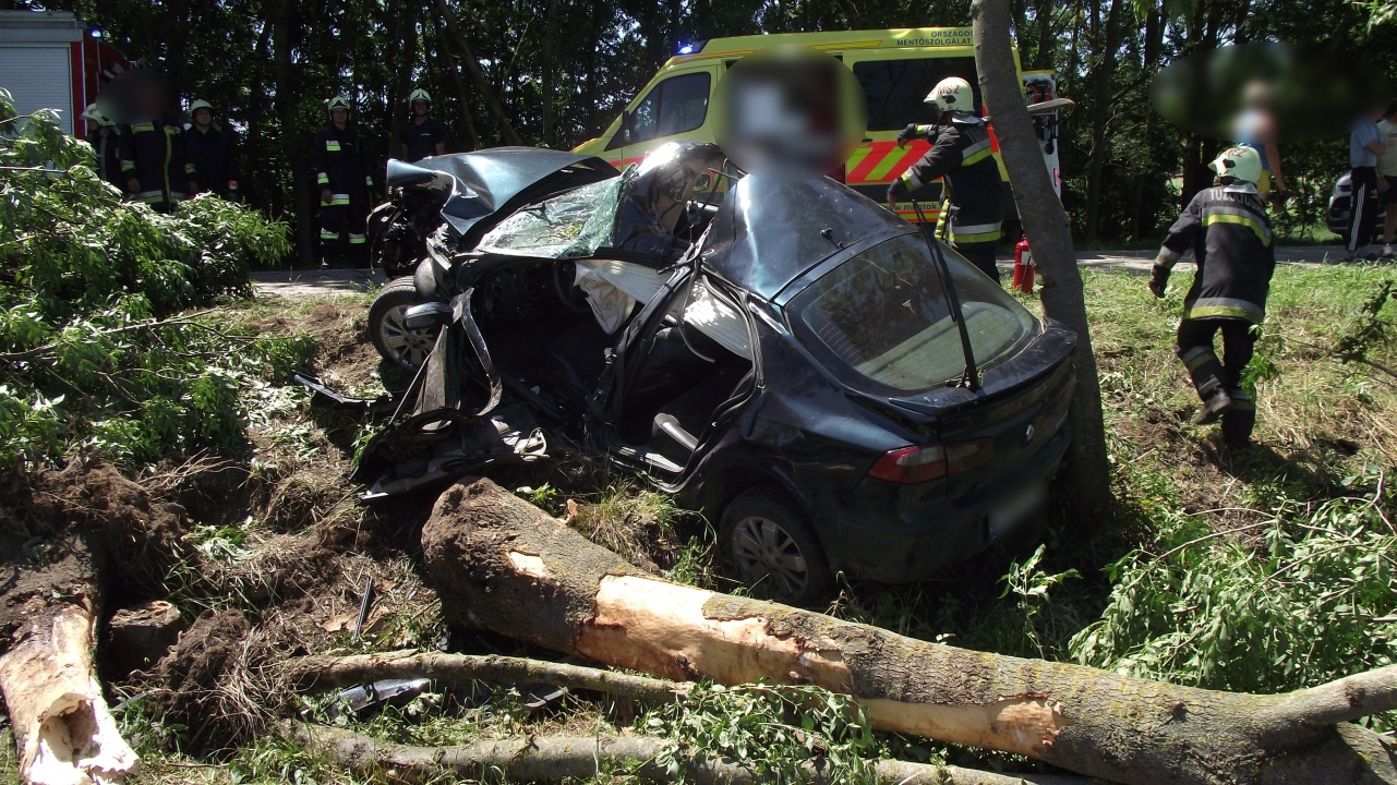 Súlyos baleset történt Mérk határában, mentőhelikopter érkezett a sérültért