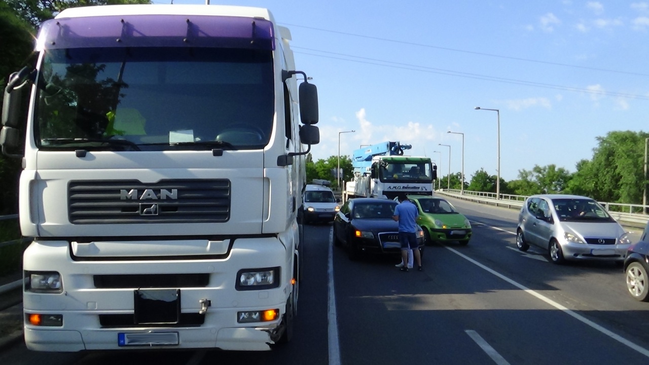 Jelentős az anyagi kár – A Debreceni út bevezető szakaszán történt baleset