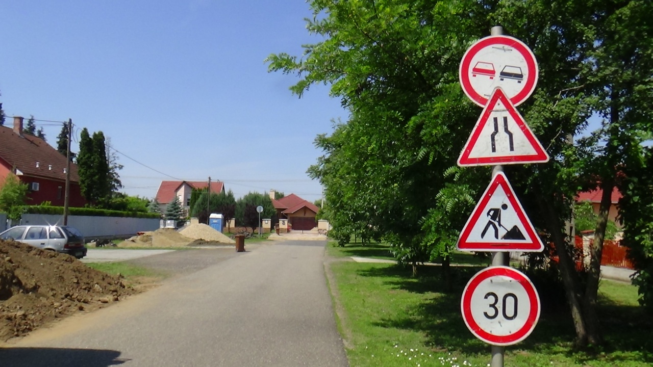 Elkezdődött a szegélyépítés és folynak a közműfeltárási munkálatok a Mogyoró utcában