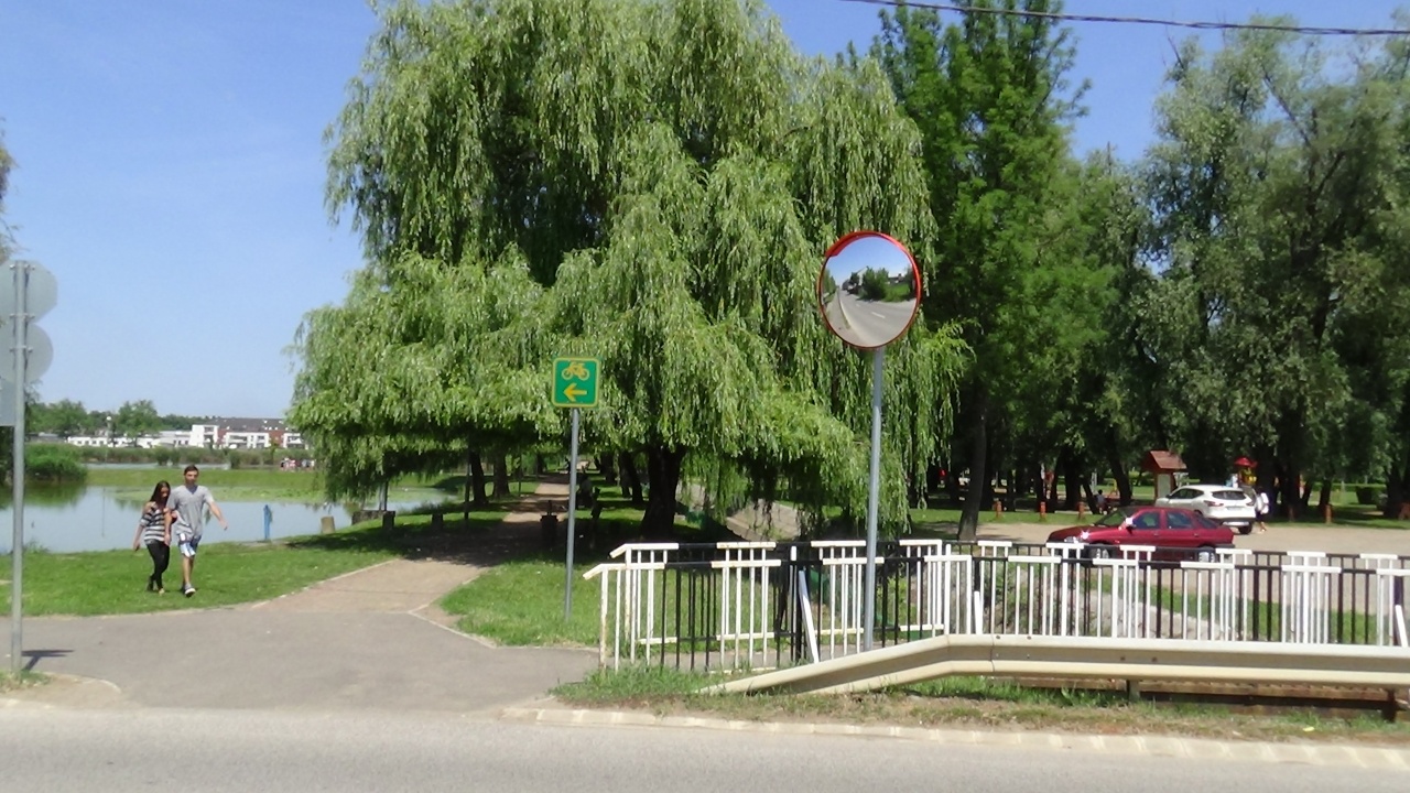 Még biztonságosabb a közlekedés Nyíregyházán, újabb parabolatükör került felszerelésre