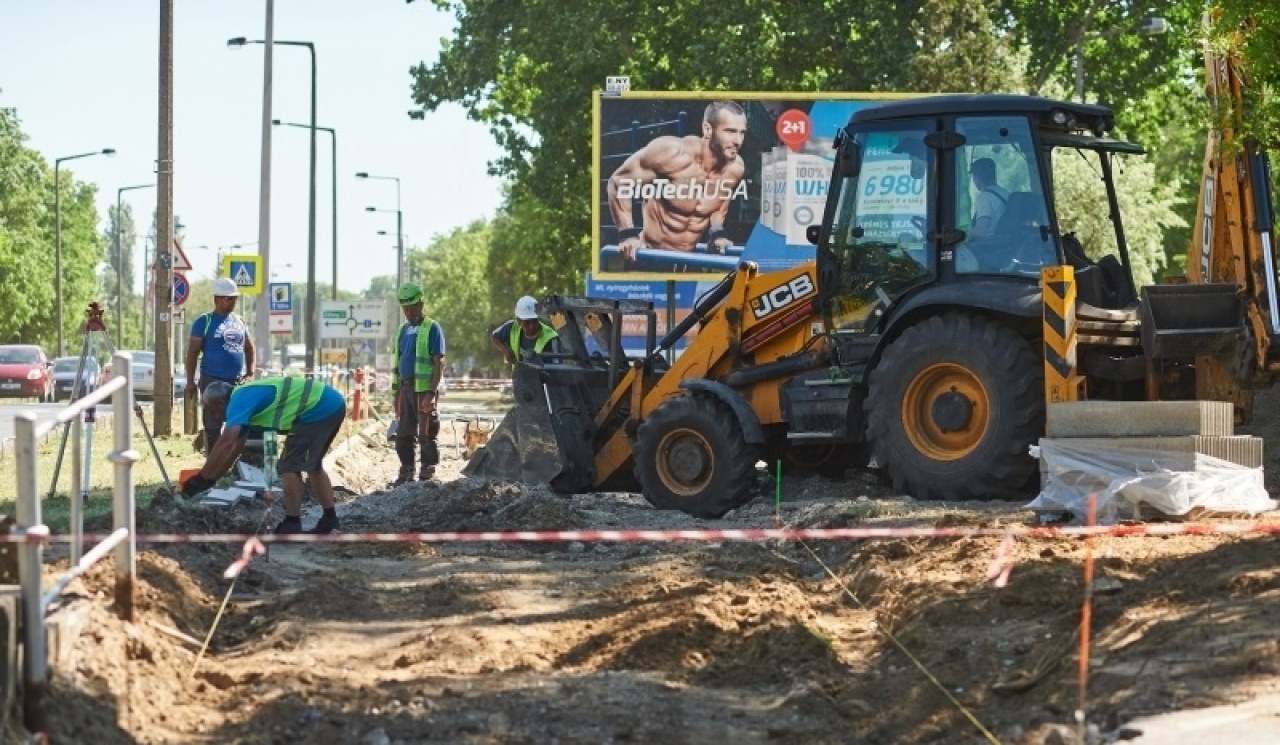 Zajlanak az útépítések, út- és járdafelújítások városszerte, immár újabb utcákban is