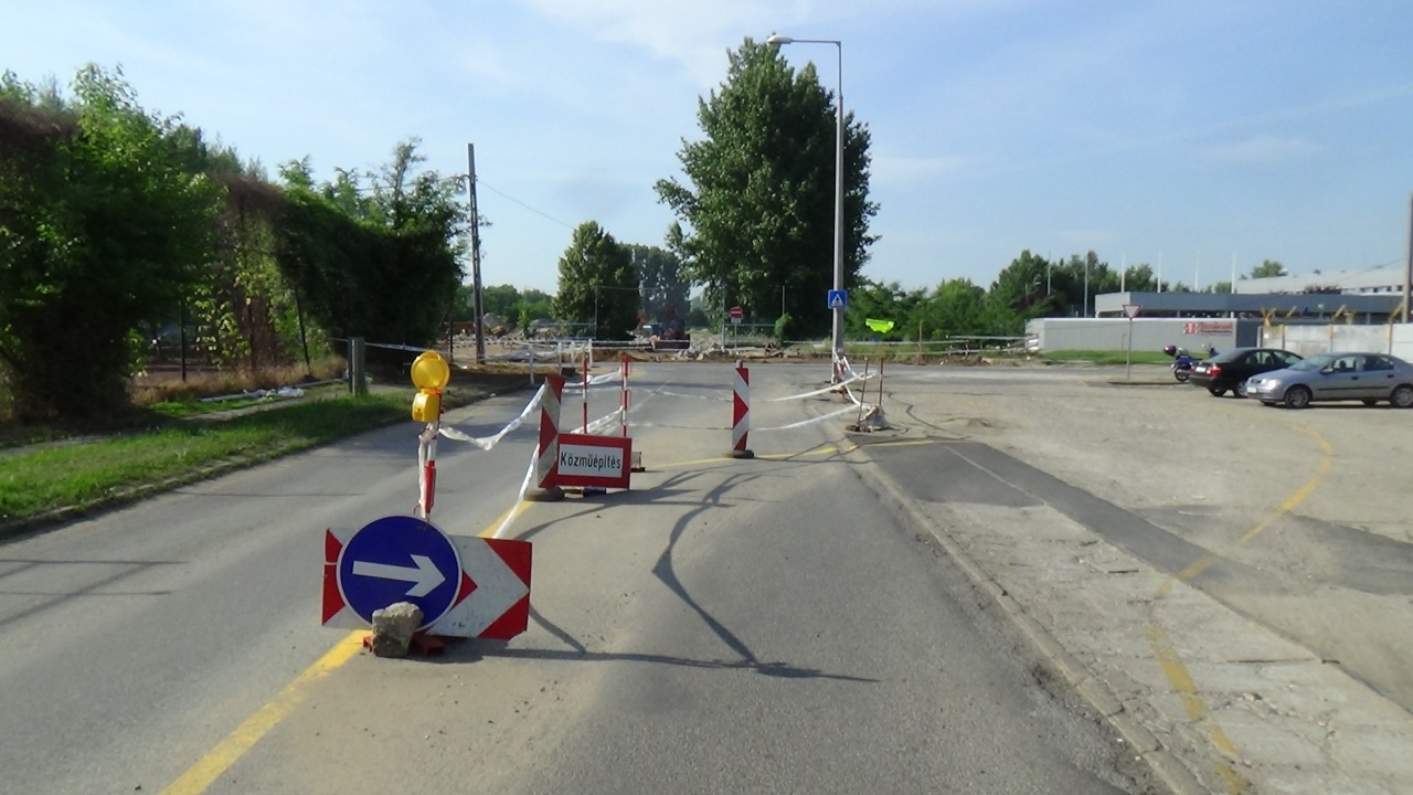 Forgalomkorlátozás a Derkovits utcában – Fokozott figyelemmel közlekedjenek!