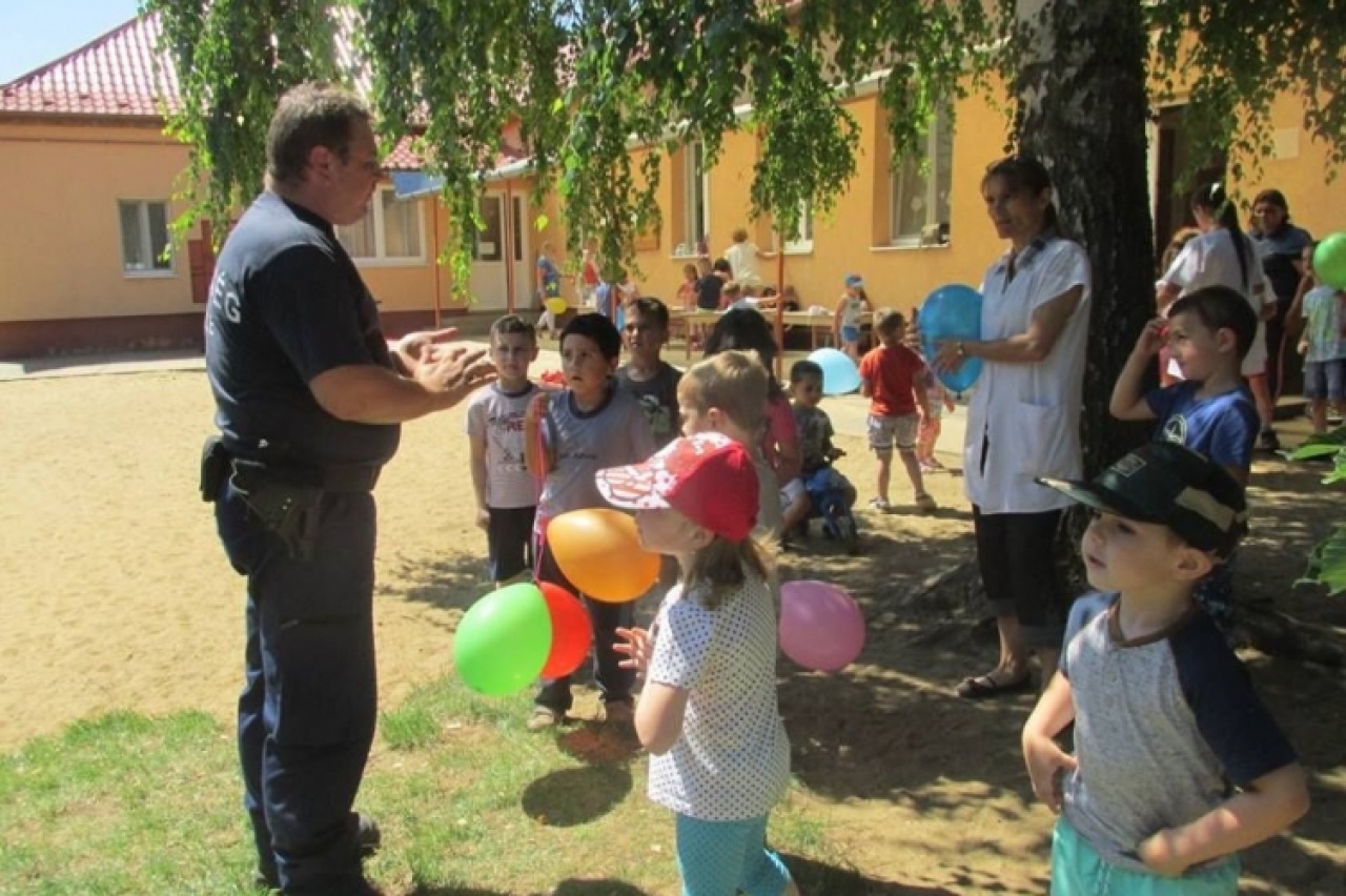 Nyírgyulaji óvodalátogatás – Technikai és fegyverzeti eszközökkel ismerkedtek a gyerekek