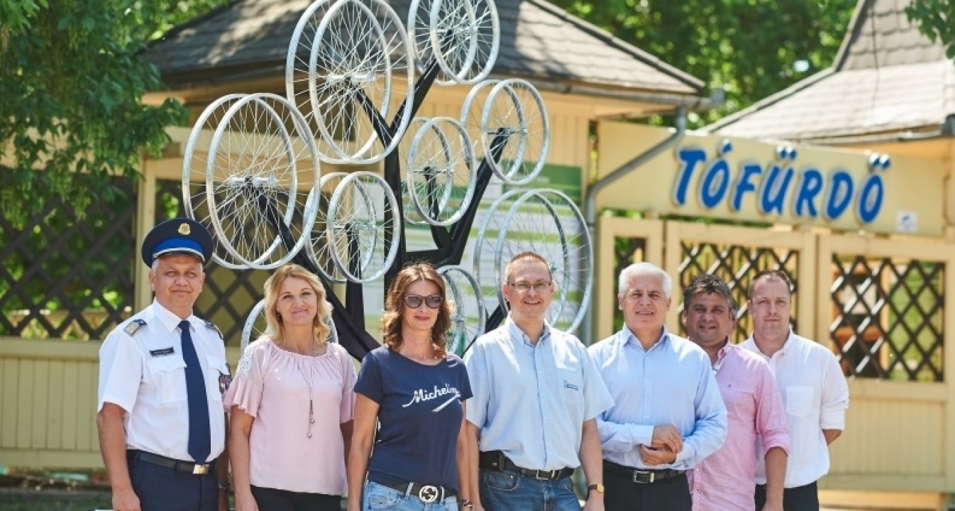 Újabb biciklifát adományozott a Michelin a városnak – Sóstóra került