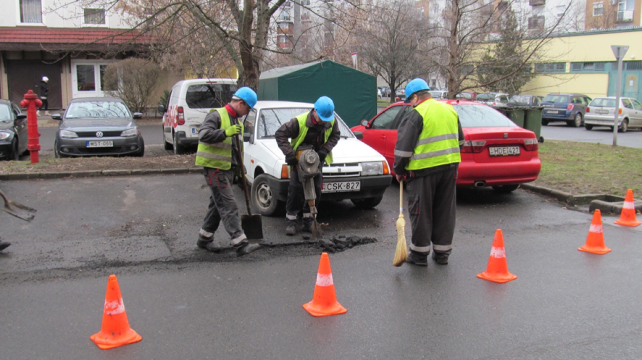 Az építés és újítás mellett javítják is az utakat