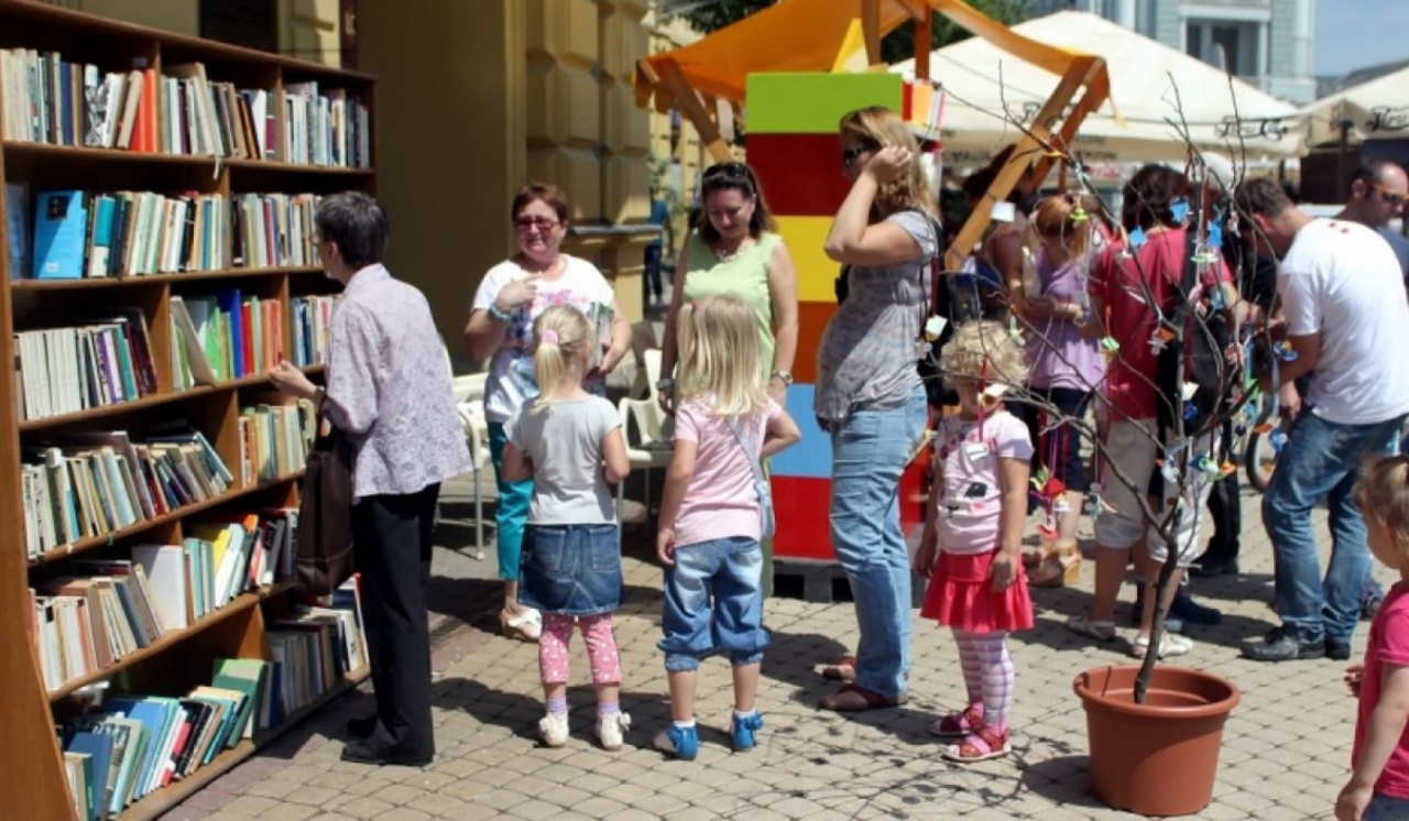 Ünnepi könyvhét gyermeknapokkal, Arany-busszal