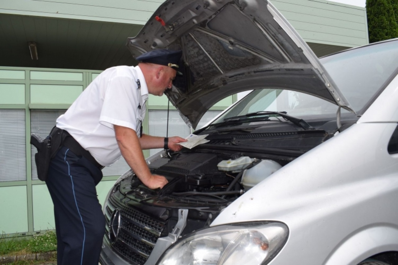 Körözött járműveket foglaltak le Csengersimánál