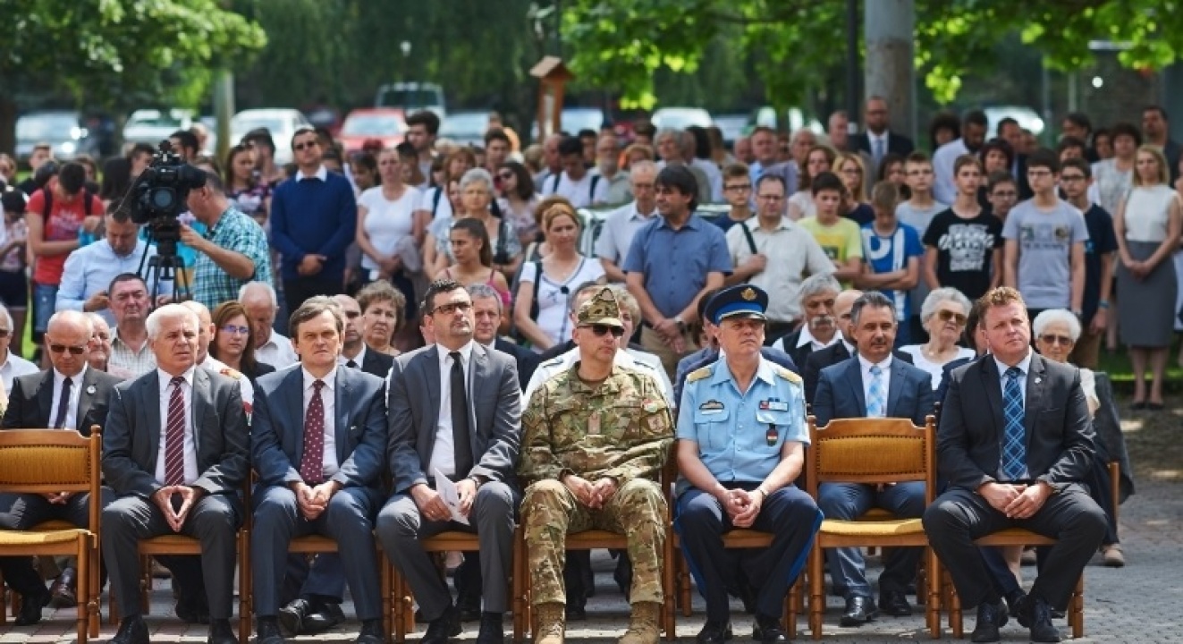 Nemzeti Összetartozás Napja – Székelyföldi diákokkal ünnepeltek a Megyeháza előtt