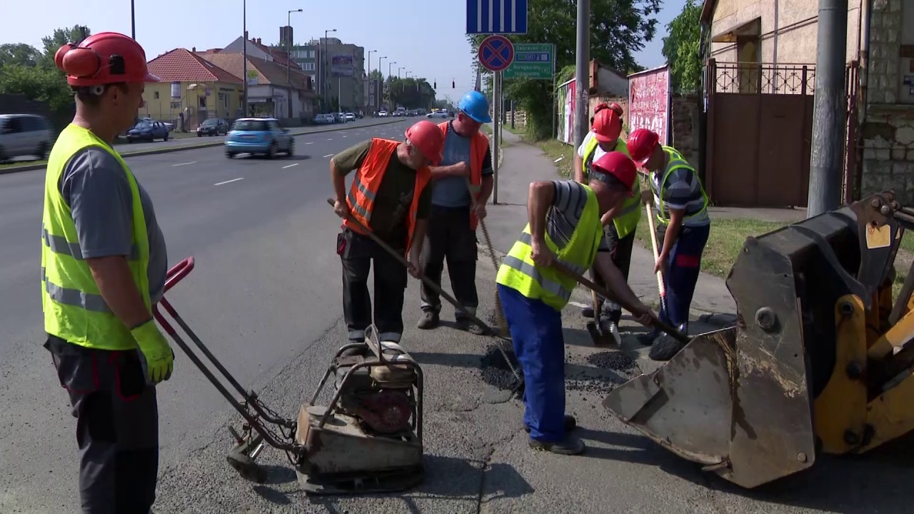 Útfelújítások városszerte – Kis és nagy felületeken is kátyúznak