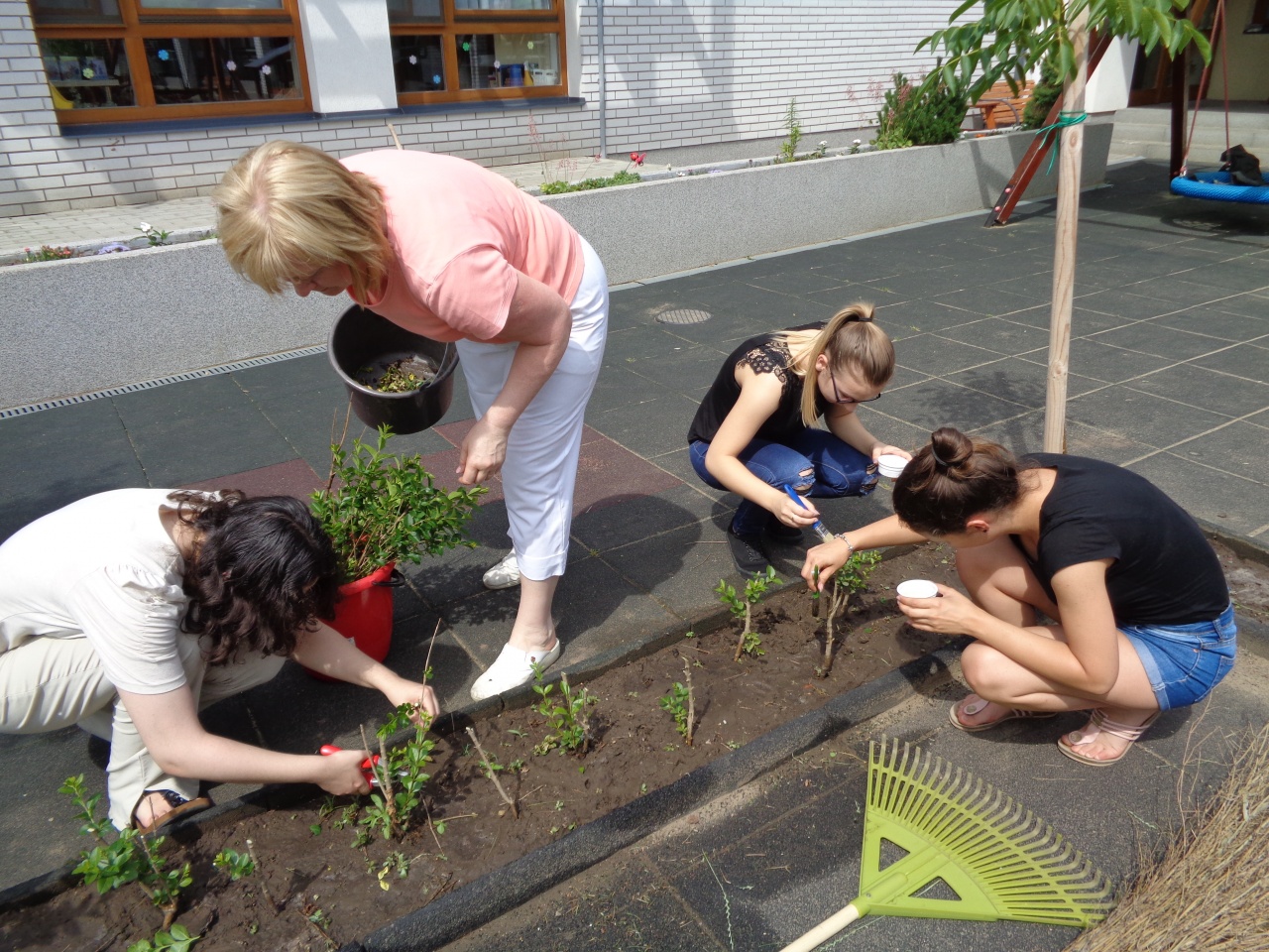 Önkéntes diákok segítségével alakul az óvoda udvara
