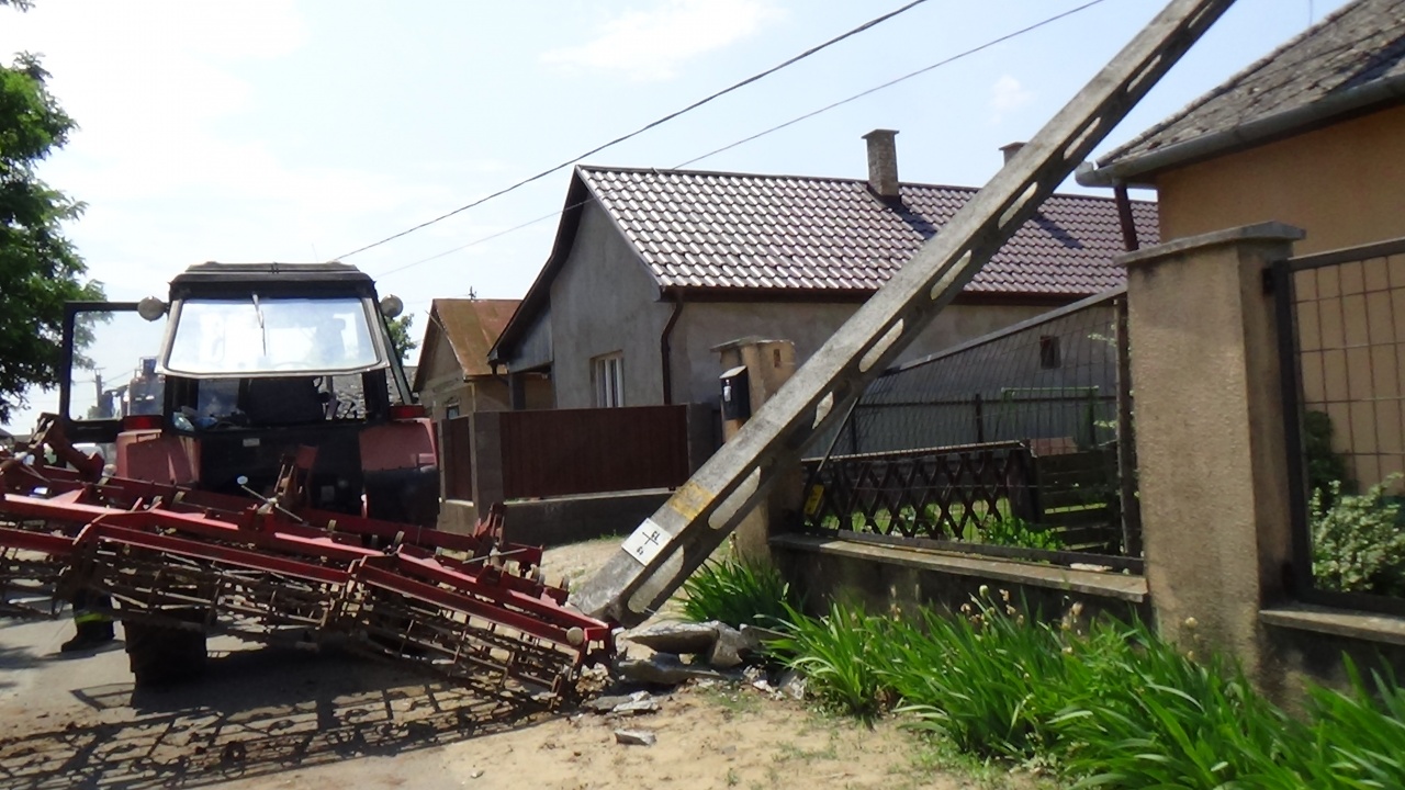 Milliós az anyagi kár – Villanyoszlop dőlt egy újfehértói lakóépületre