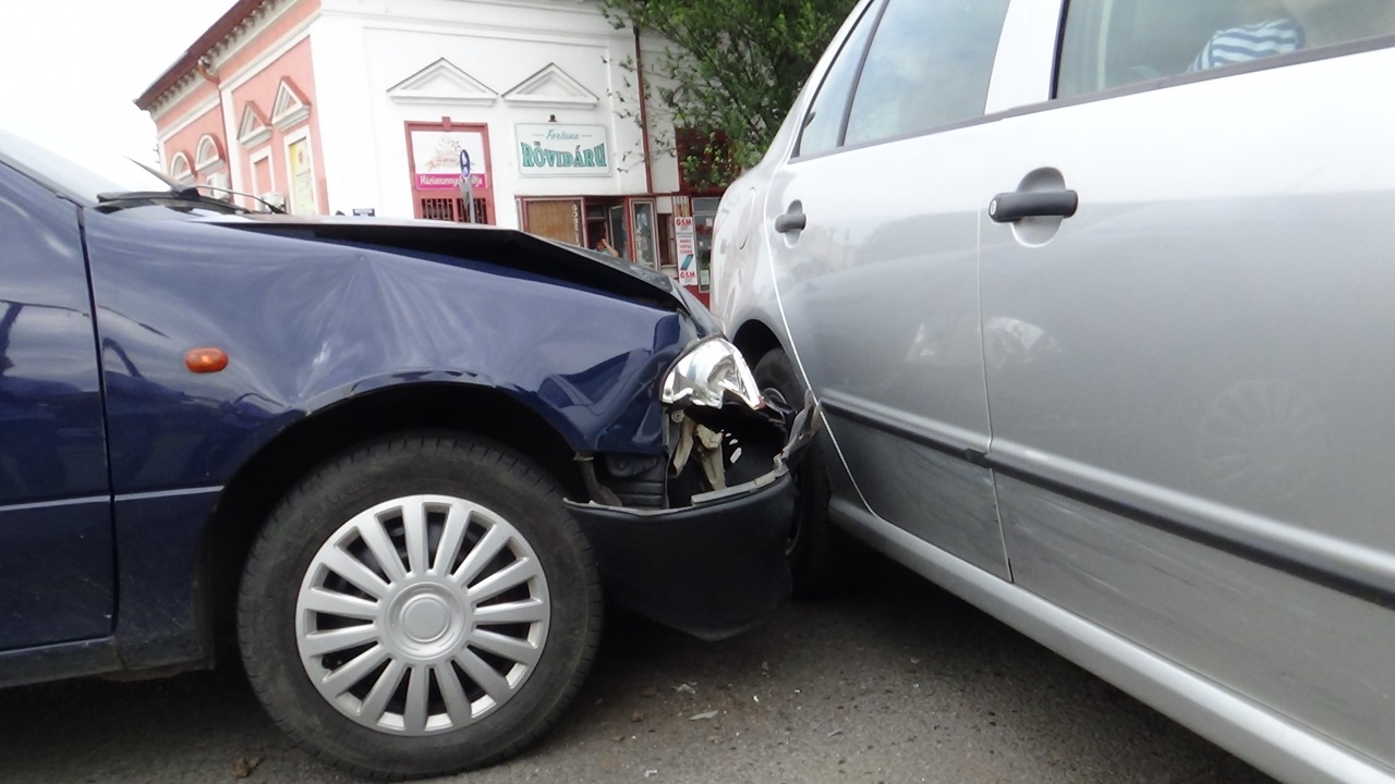 Elsőbbségadás mulasztása miatt történt baleset a Rákóczi és Új utcák csomópontjában