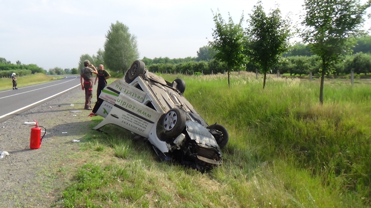 Lesodródott az útról és felborult egy kishaszonjármű Oros közelében