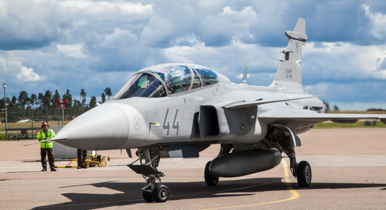 Kisrepülő miatt riasztották a honvédség Gripenjét