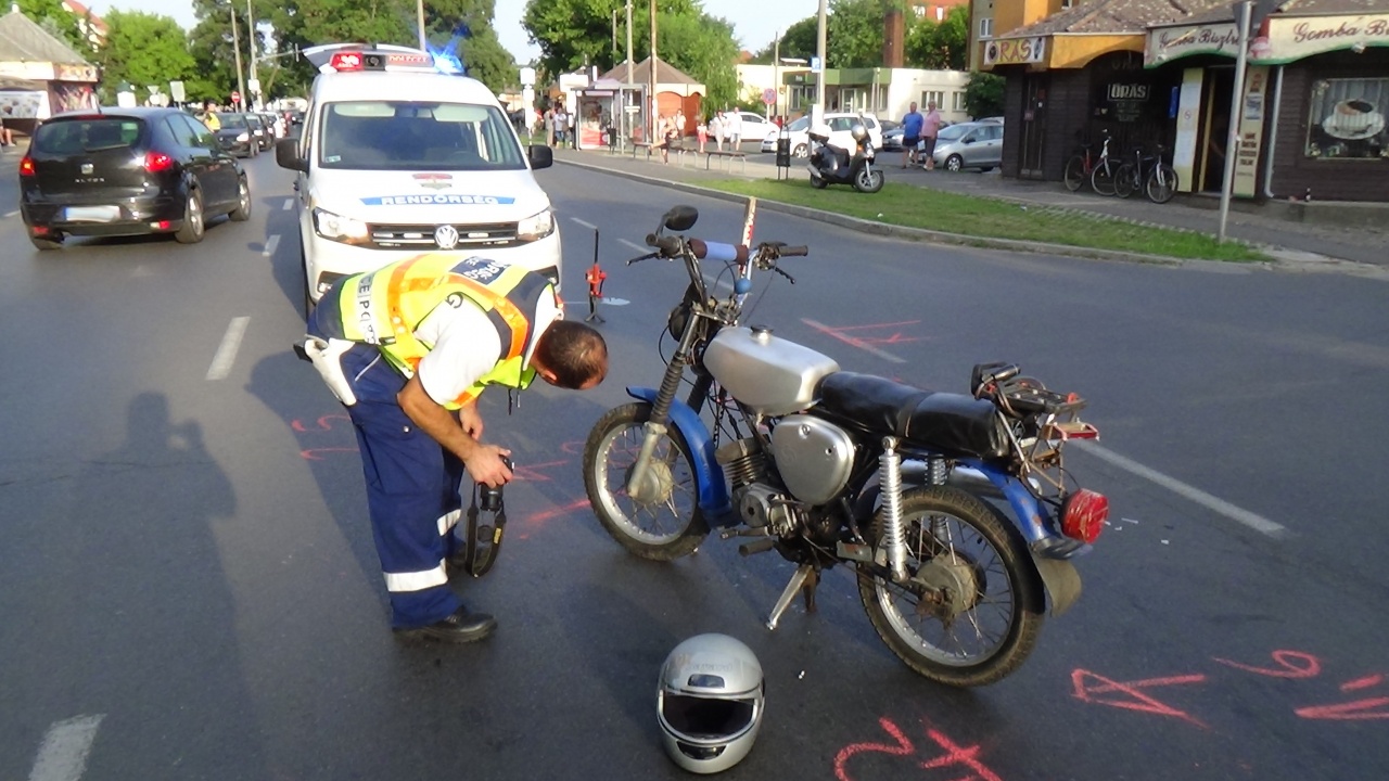 Súlyos sérüléseket szenvedett egy kórház közelében karambolozó motoros