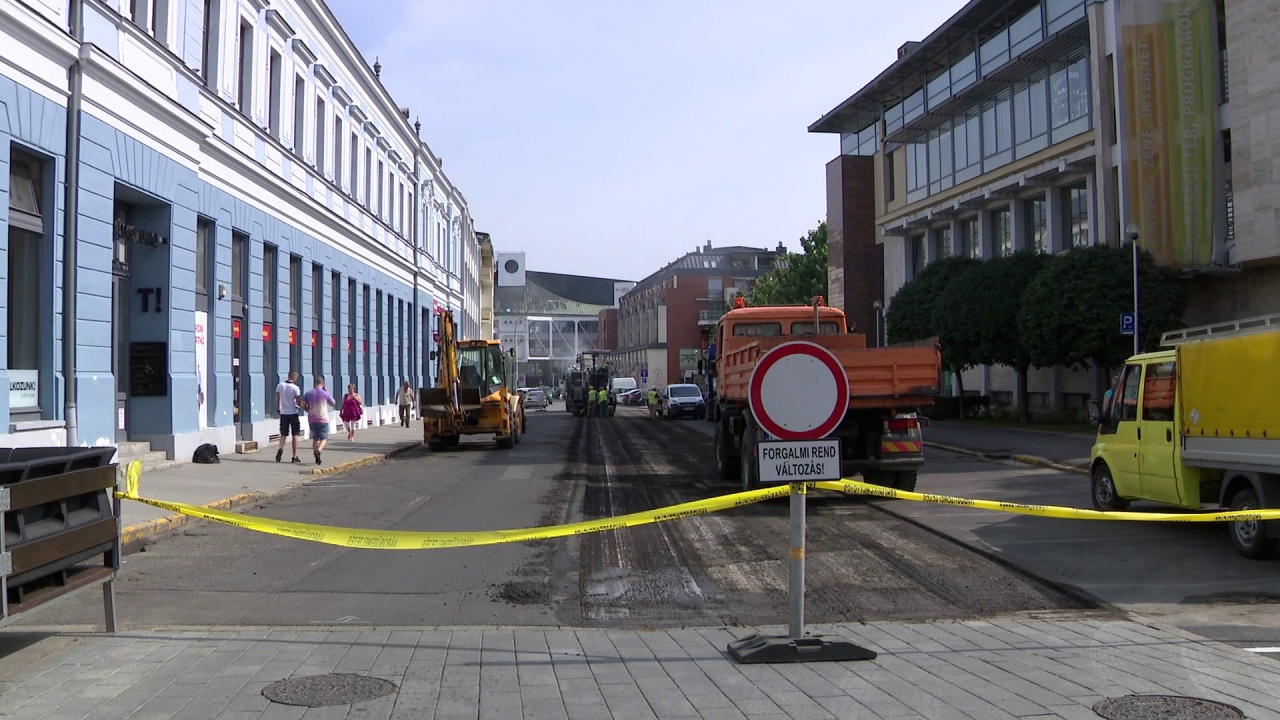 Elkezdődött a nyári útfelújítás – Most nagyfelületű aszfaltmarási munkálatokat végeznek