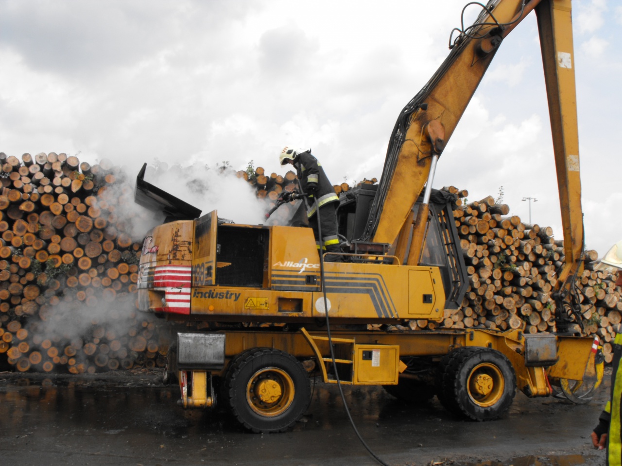 Munkagép motortere gyulladt ki