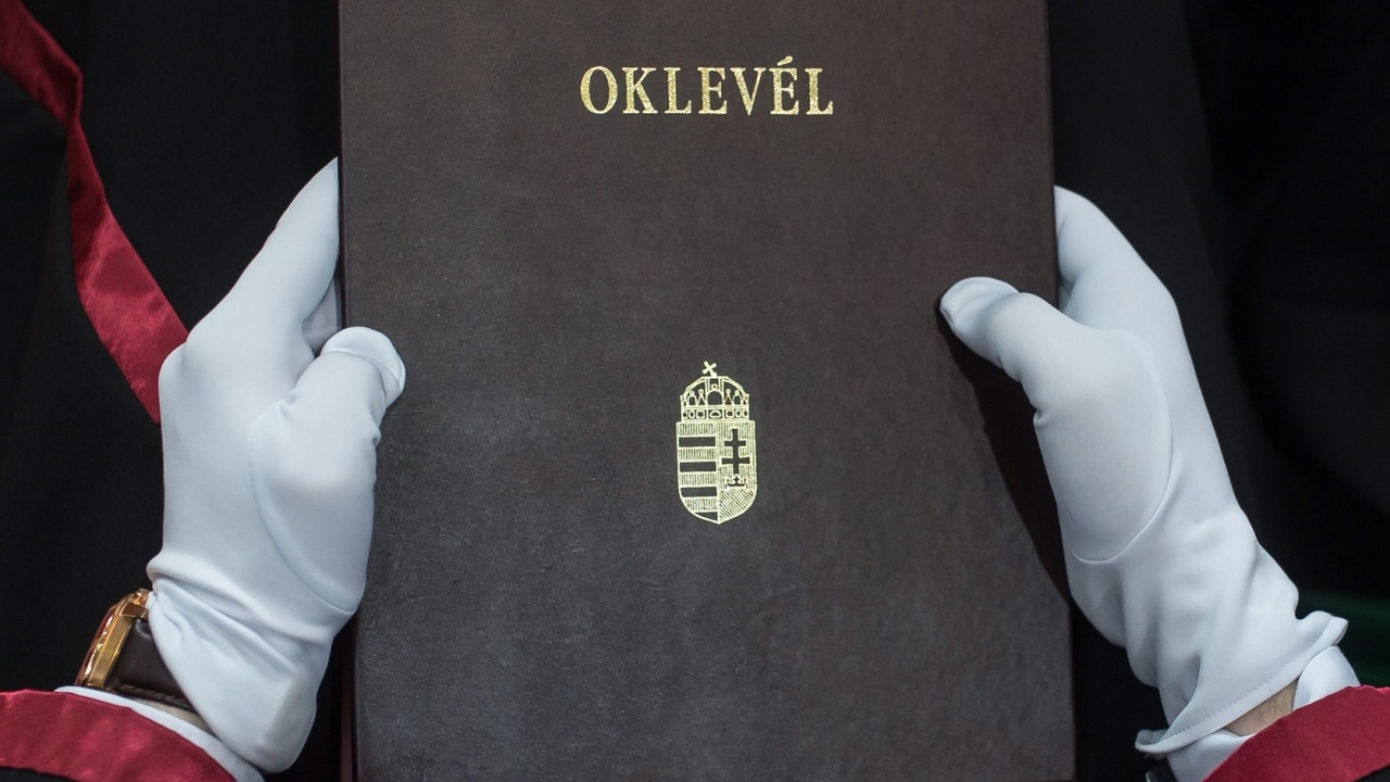 Csaknem százezer diplomát még mindig nem vettek át