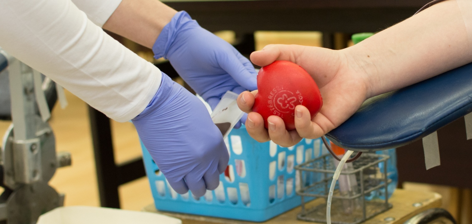 Retro Véradás – Sörrel, virslivel kedveskedtek a véradóknak a Véradók Világnapján