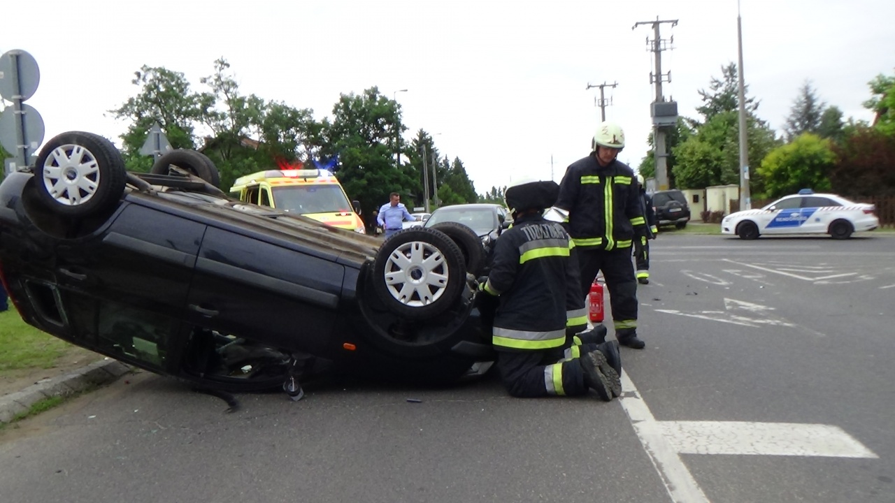Baleset a Fácán és az Úttörő utcák kereszteződésében – Felborult egy személygépkocsi
