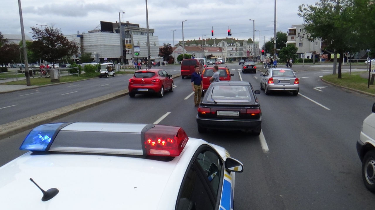 Piros lámpánál koccant két személygépkocsi a Vay Ádám körúton