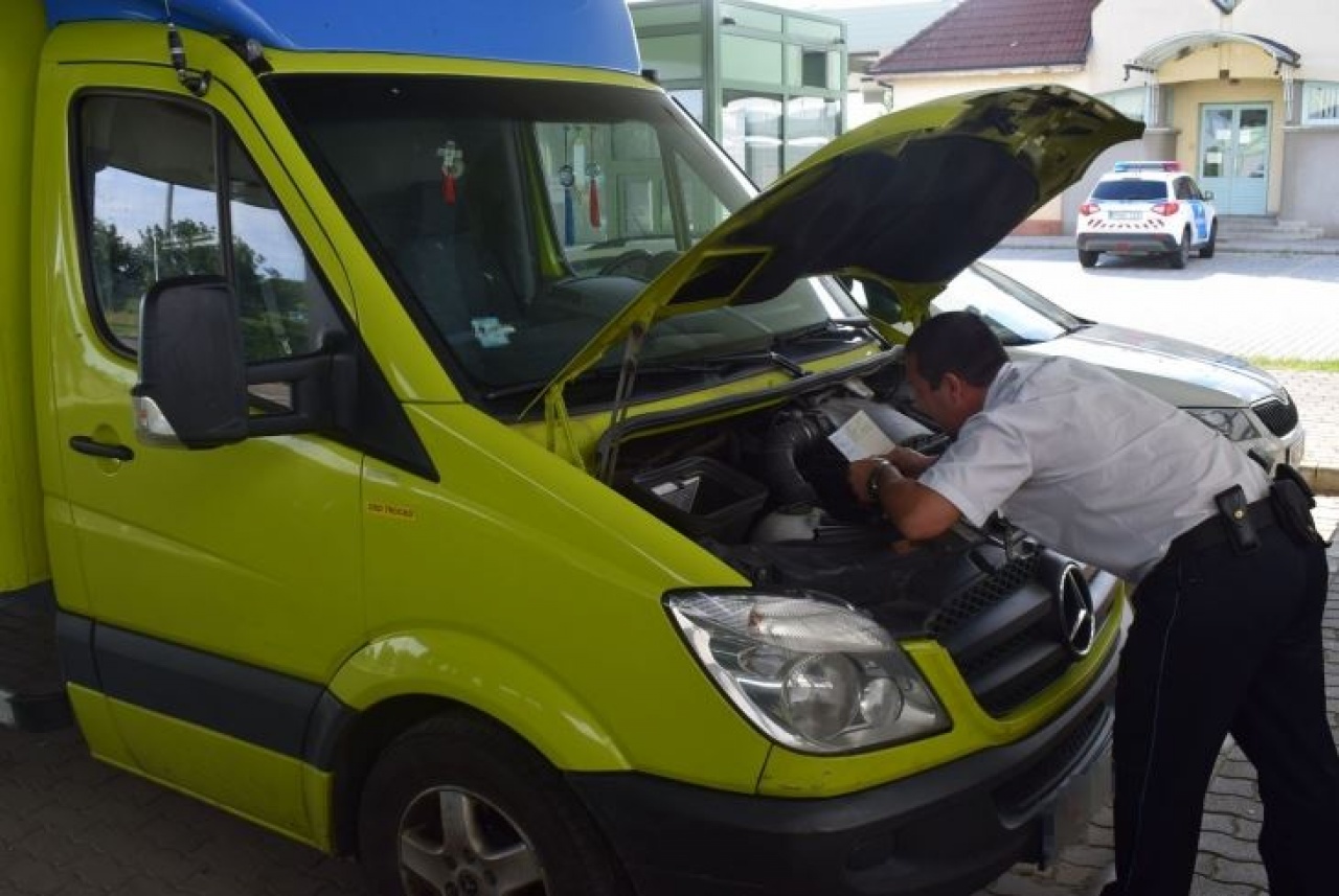 Körözött mikrobusz Csengersimánál