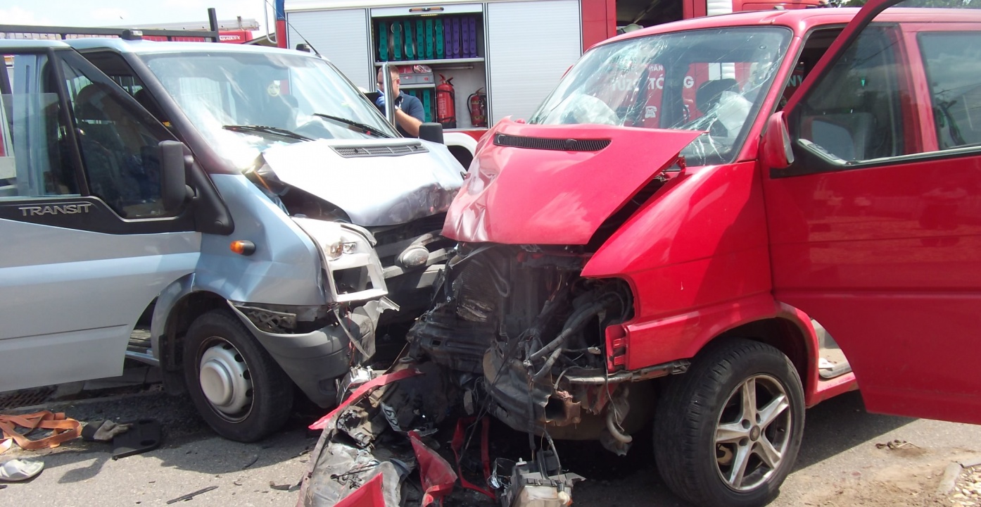 Többen megsérültek egy nagyhalászi balesetben, öt személyt szállítottak kórházba