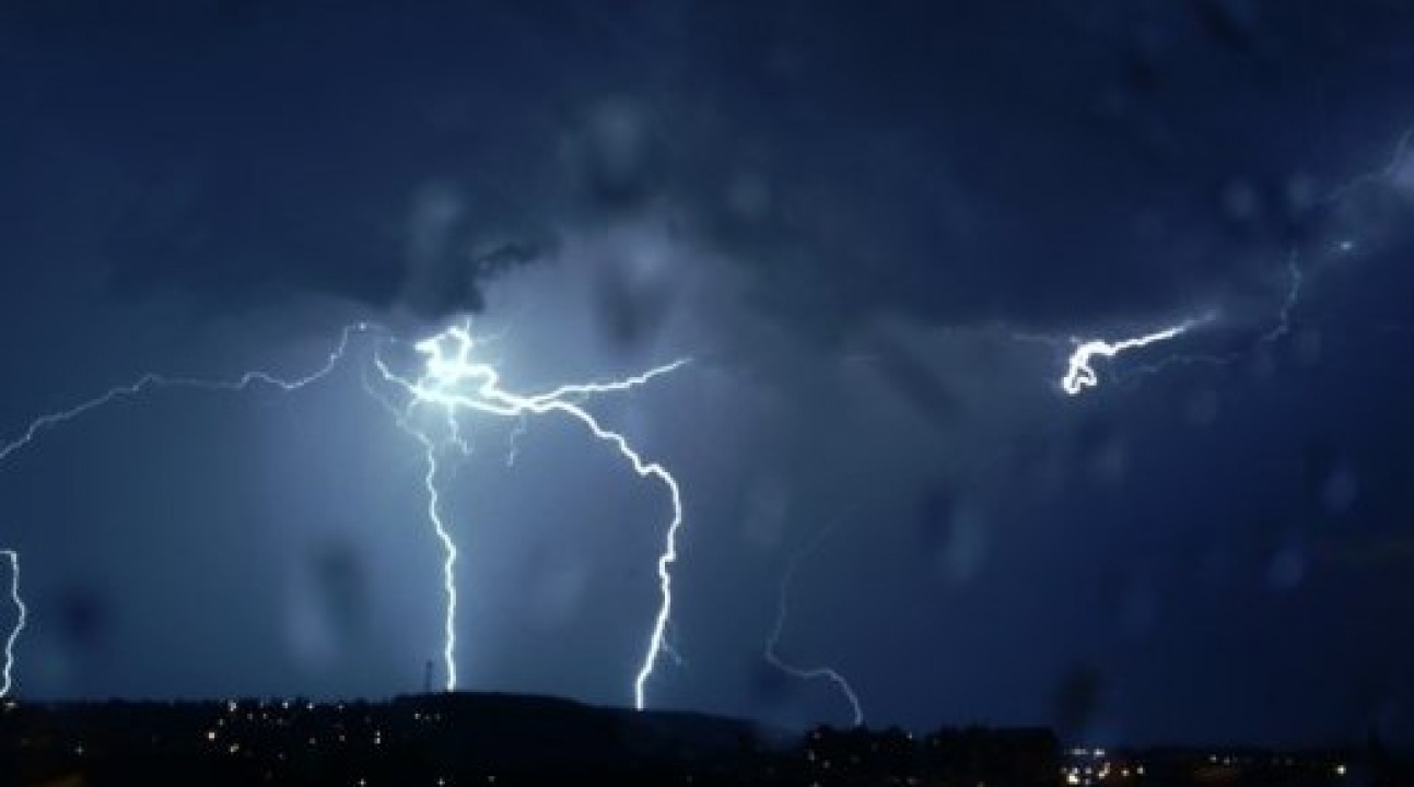 Így érkezett a front – Sűrű villámlások, viharos szél és gyors lehűlés