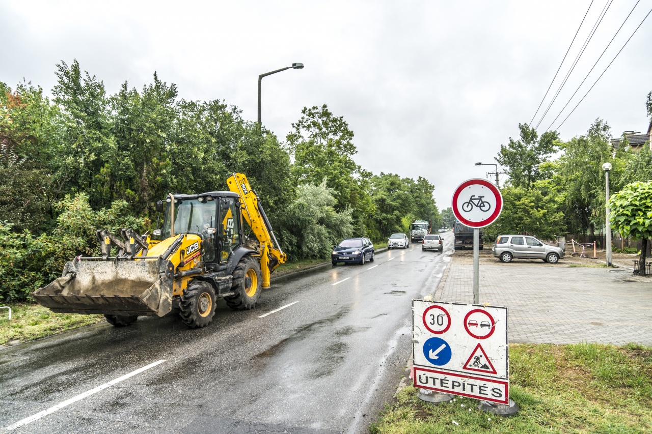 Zajlanak a járda és kerékpárút építések – Előre nem látható problémákkal küzdenek!