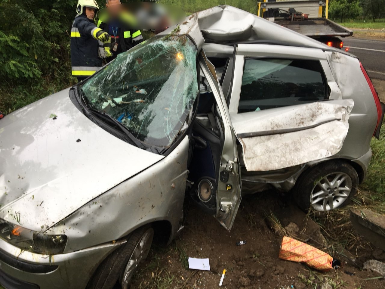 Életveszélyes sérülésekkel szállították kórházba a roncsok közül kiszabadított sofőrt