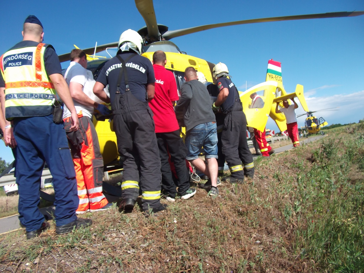 Mentőhelikopter érkezett a Nyíregyháza közelében történt súlyos baleset sérültjeiért