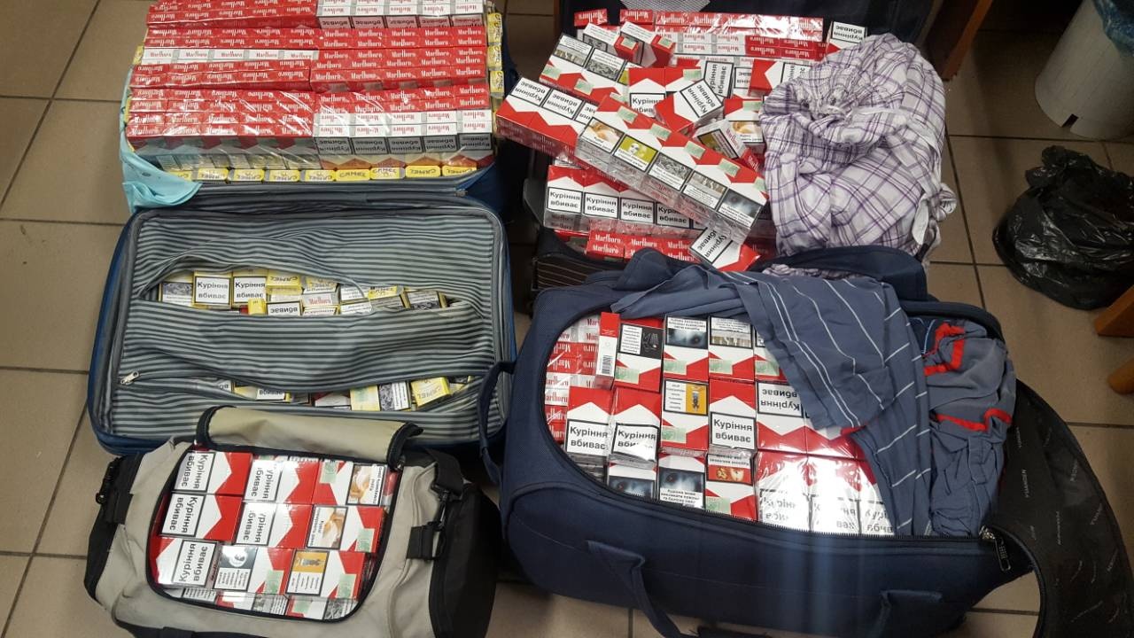 Négy poggyászban csempészte a cigit